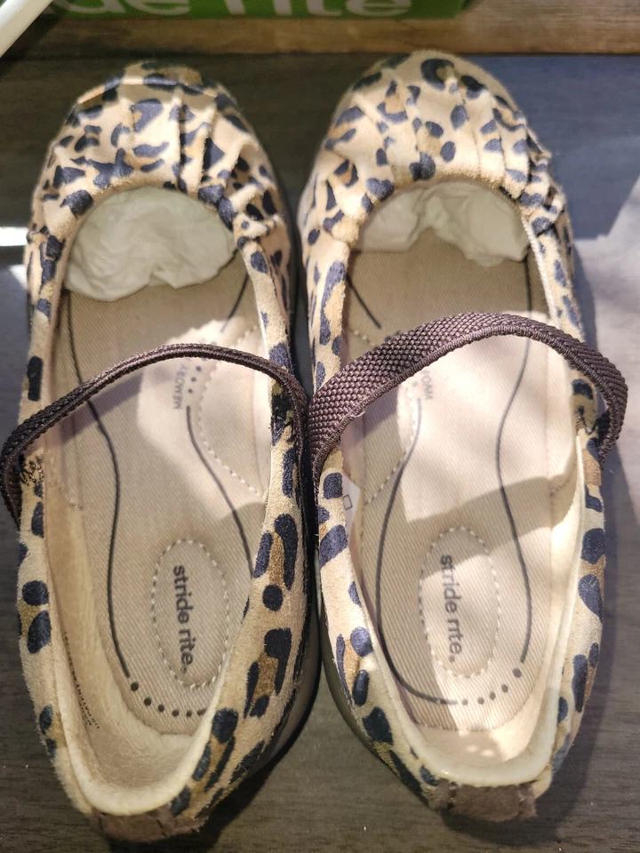 Zapato de vestir Stride Rite SRT Cassie gamuza Mary Jane estampado de leopardo niña 8 Foto 2 de 4