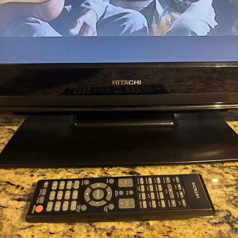 HITACHI L26D204 LCD HDTV DVD Combo Flatscreen w/ Remote - Retro Gaming TV Tested - Image 2 of 4