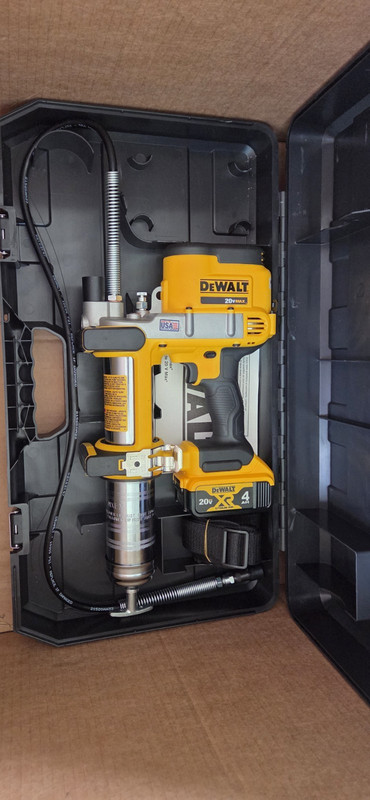DEWALT 20V MAX Cordless Grease Gun Kit w/ Hard Carrying Case Yellow/Black