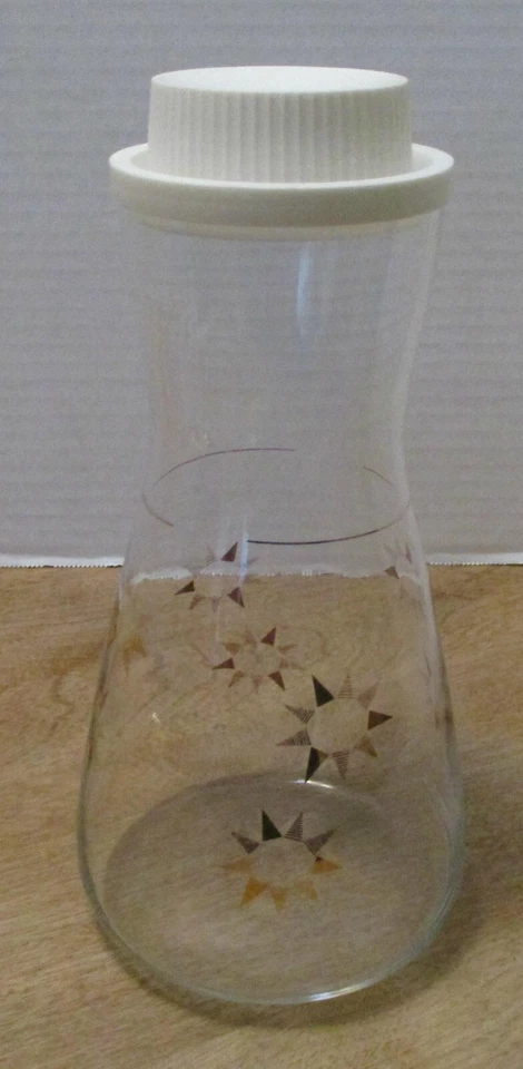 Decantador de Jugos Años 50 con Patrón de Sol Dorado y Tapa de Plástico Blanco Capacidad 32 Onzas Foto 2 de 4