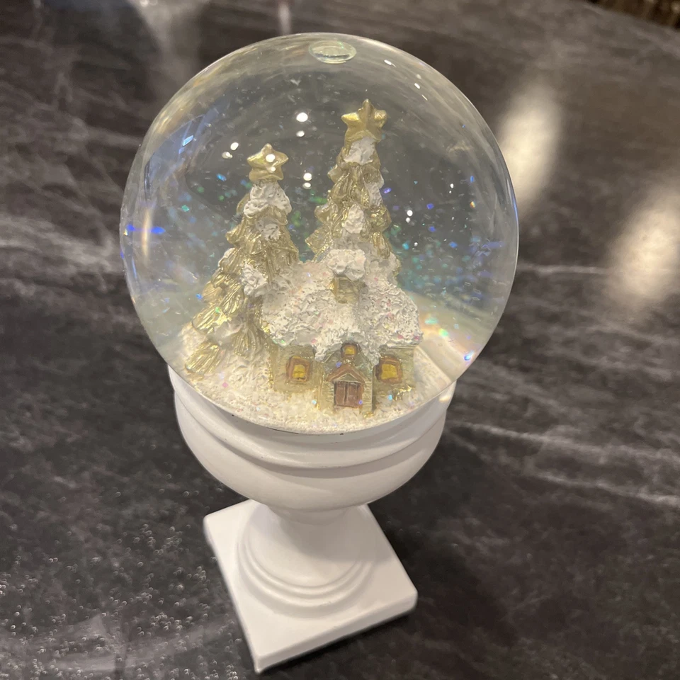 Globo de nieve de vacaciones vidrio sobre pedestal blanco escena de invierno 9x4 Foto 2 de 4