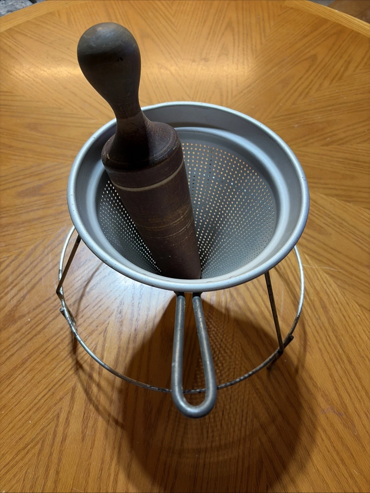 Vintage Wear-Ever 334 1/2 Aluminum Cone Sieve Colander Strainer / Stand & Pestle
Opens in a new wind