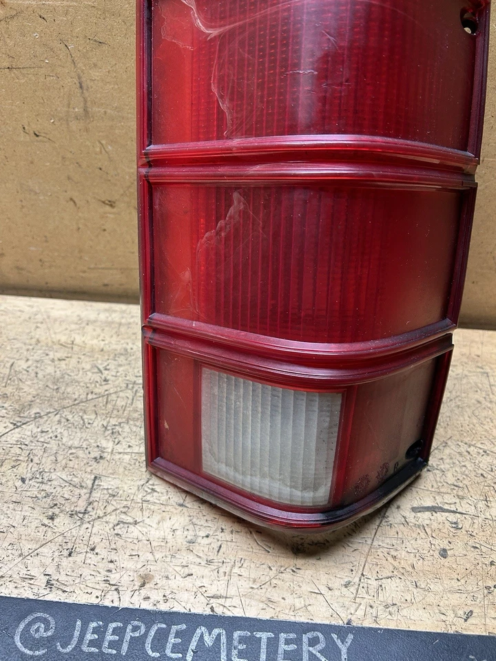 Оригинальный правосторонний задний фонарь для Jeep Comanche MJ 86-92 (с дефектами) - Изображение 4 из 4