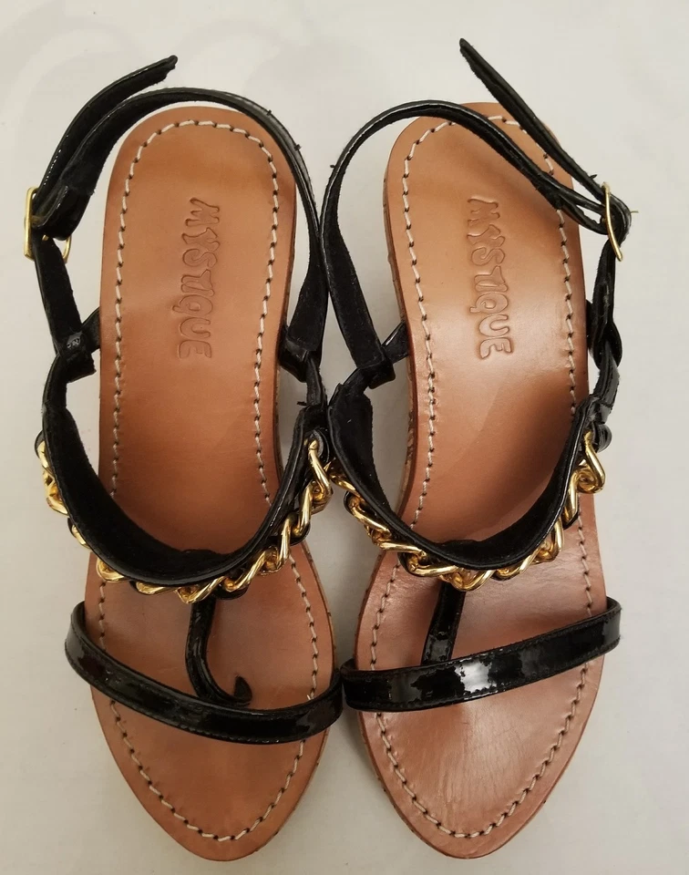 Sandalias Mystique con suela de cuña de corcho acentuado cadena dorada charol negro talla 6 Foto 2 de 4