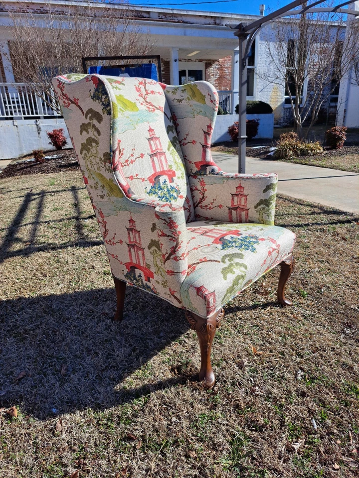Sillón tapizado estilo Queen Anne con tela Chinoiserie nueva siglo XX. Foto 2 de 4