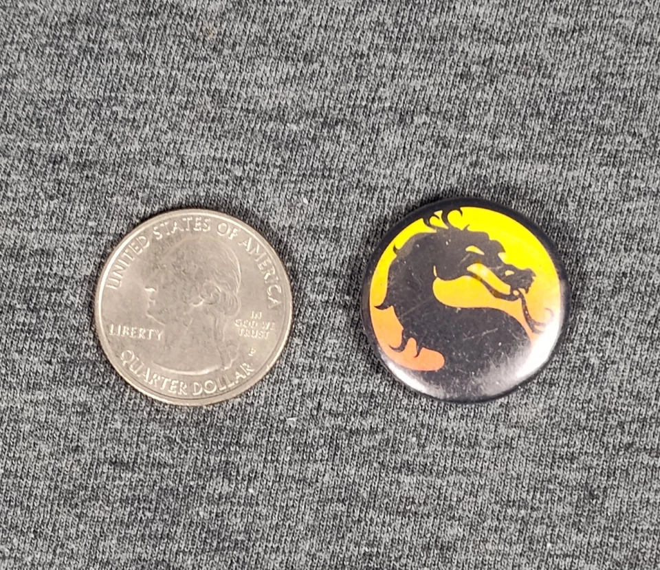 Mortal Kombat Promo Pin Button 1992 Sega SNES Arcade Press Kit Pin Solo RARO Foto 4 de 4