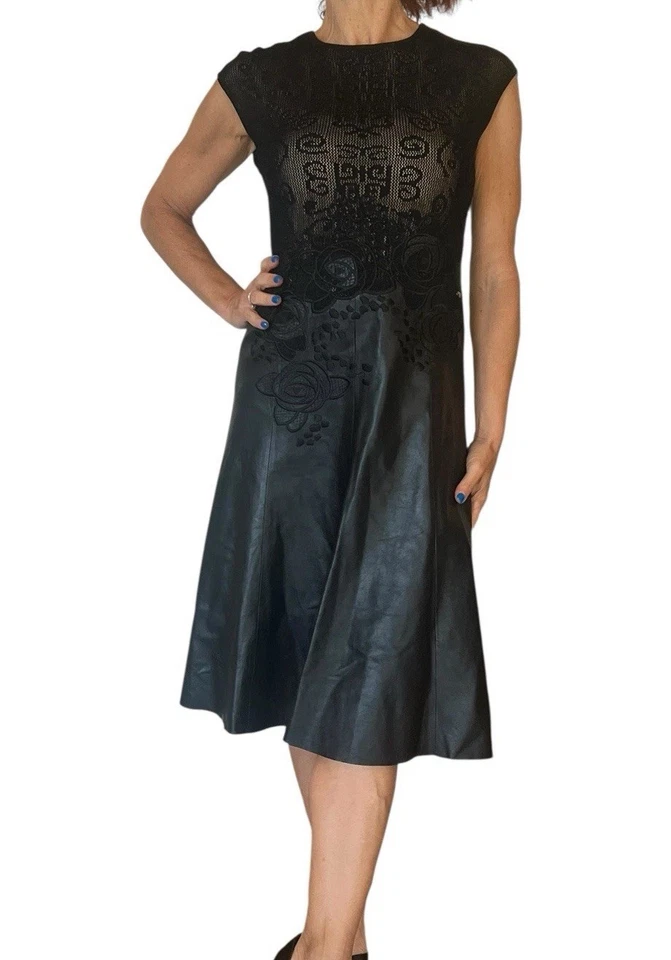 Vestido Patinador Negro Escada Encaje Tejido Cuero Combo Rosa Bordado Cuero S Foto 4 de 4