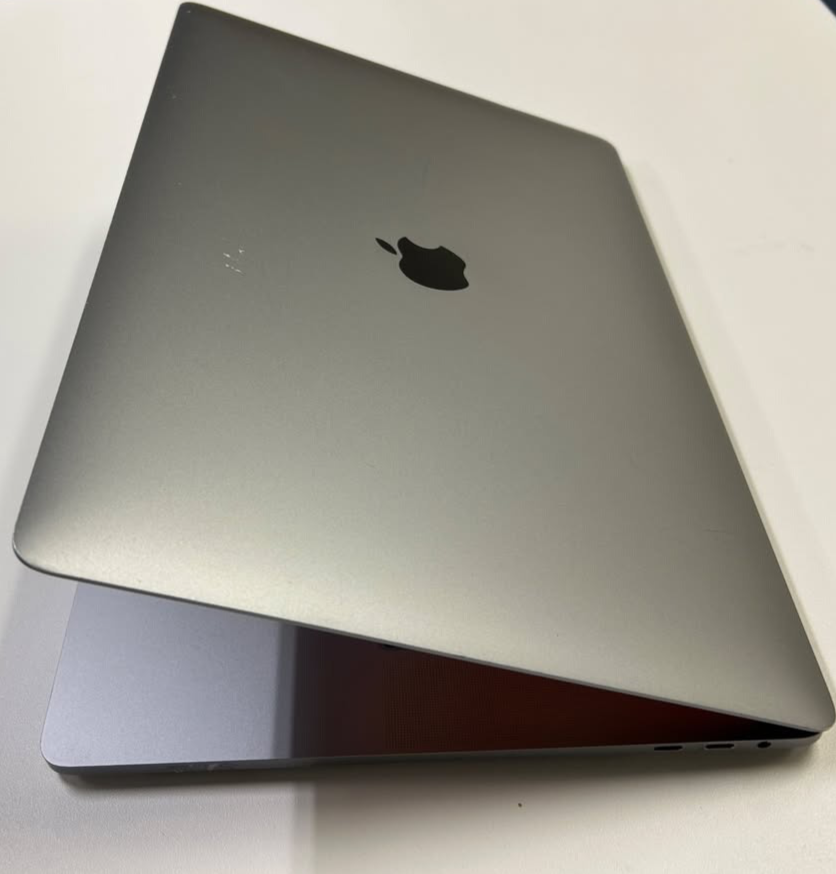 MacBook Pro 2017 15-inch 2.8 4-Core i7 16GB 512GB Radeon Pro 555x