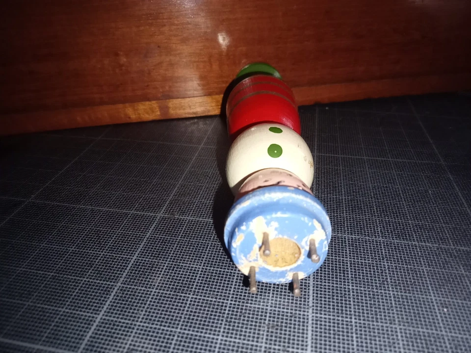 Ancien TRICOTIN en bois - Robe rouge & pied vert - H : 12 cm - Photo 2/4