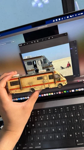 1:64 Greenlight Breaking Bad RV Bus Model with Custom Weathering - Picture 5 of 12
