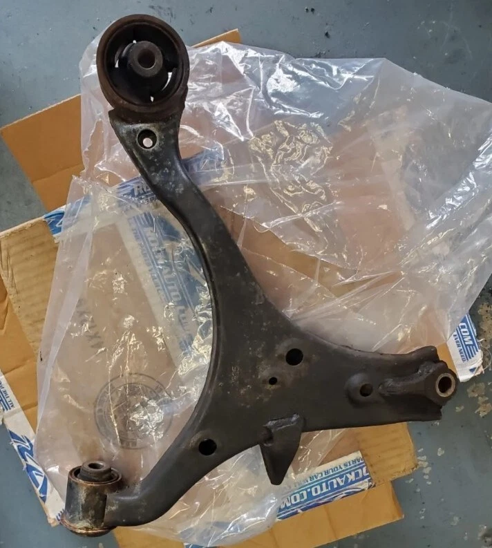 02-05 HONDA CIVIC SI EP3 ACURA RSX - BRAZO DE CONTROL INFERIOR DELANTERO IZQUIERDO - OEM Foto 3 de 4