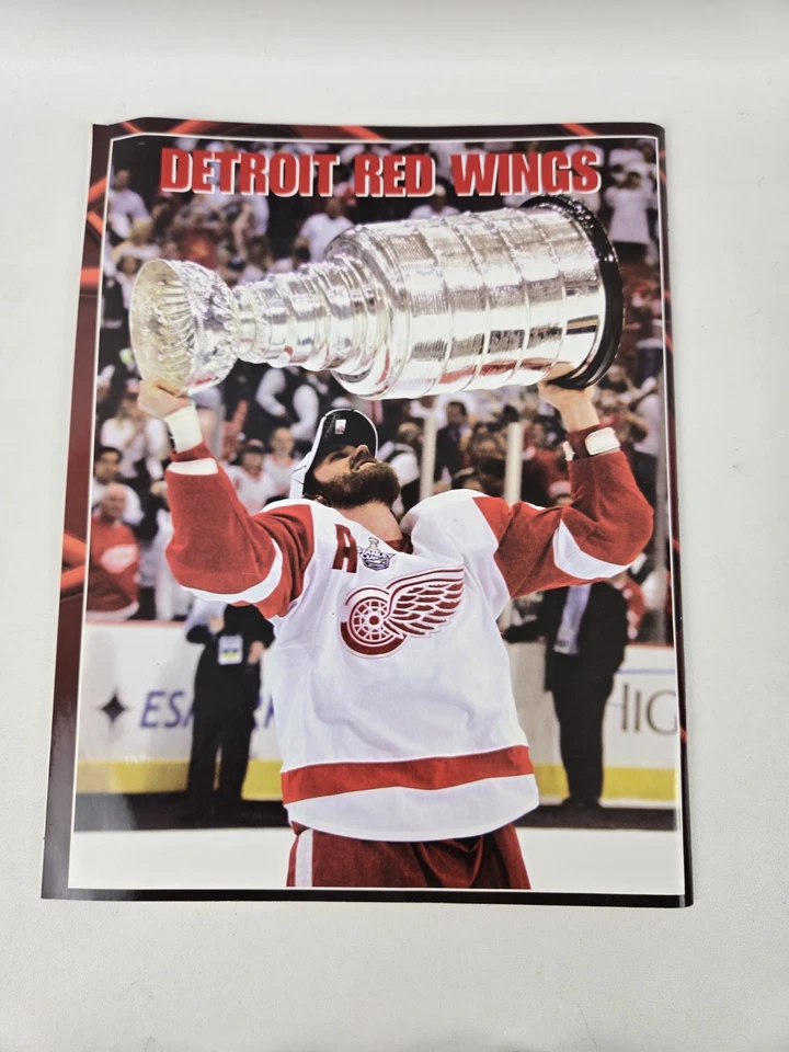 Detroit Red Wings Crystal Pucks And Magizine - Image 3 of 4
