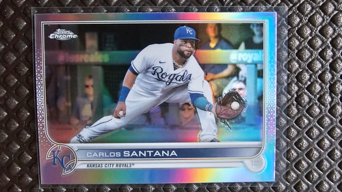 2022 Topps Chrome Carlos Santana #143 Refractor Kansas City Royals - Bild 1 von 2