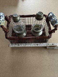 Zinn für Salz und Pfeffer Behälter in Korb für Tisch