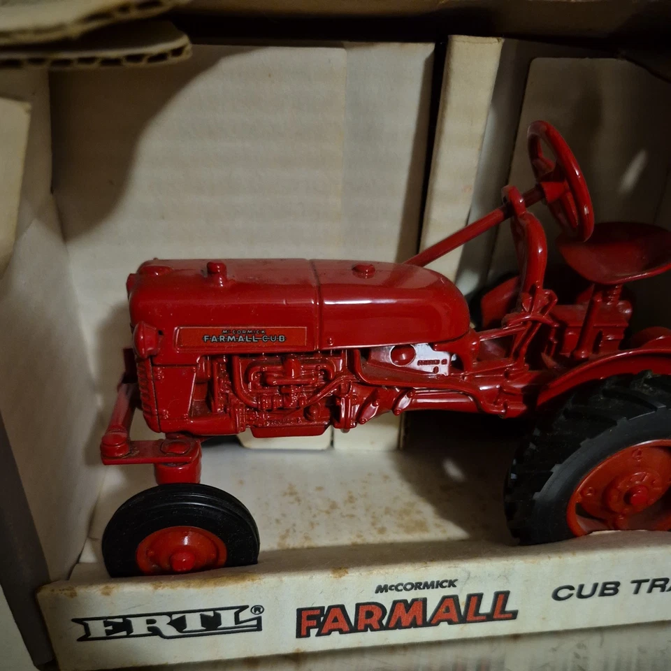 Tractor diecast Ertl McCormick Farmall Cub 1:16 Foto 2 de 4