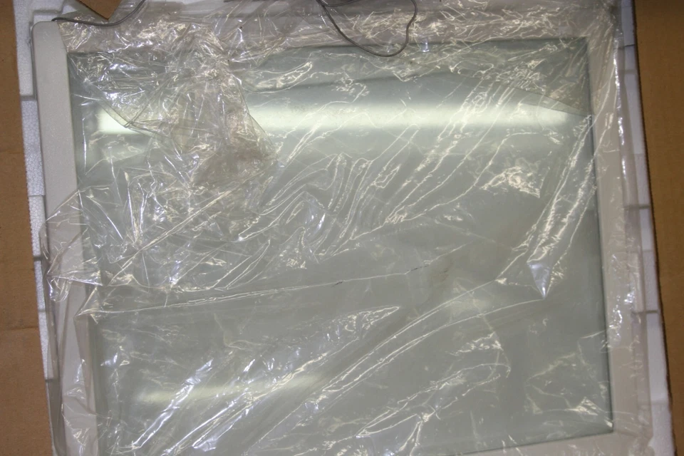 Fellowes CRC92892 Premium LiteView Monitor Filter Anti-Radiation 16/17"  Beige - Image 2 of 4