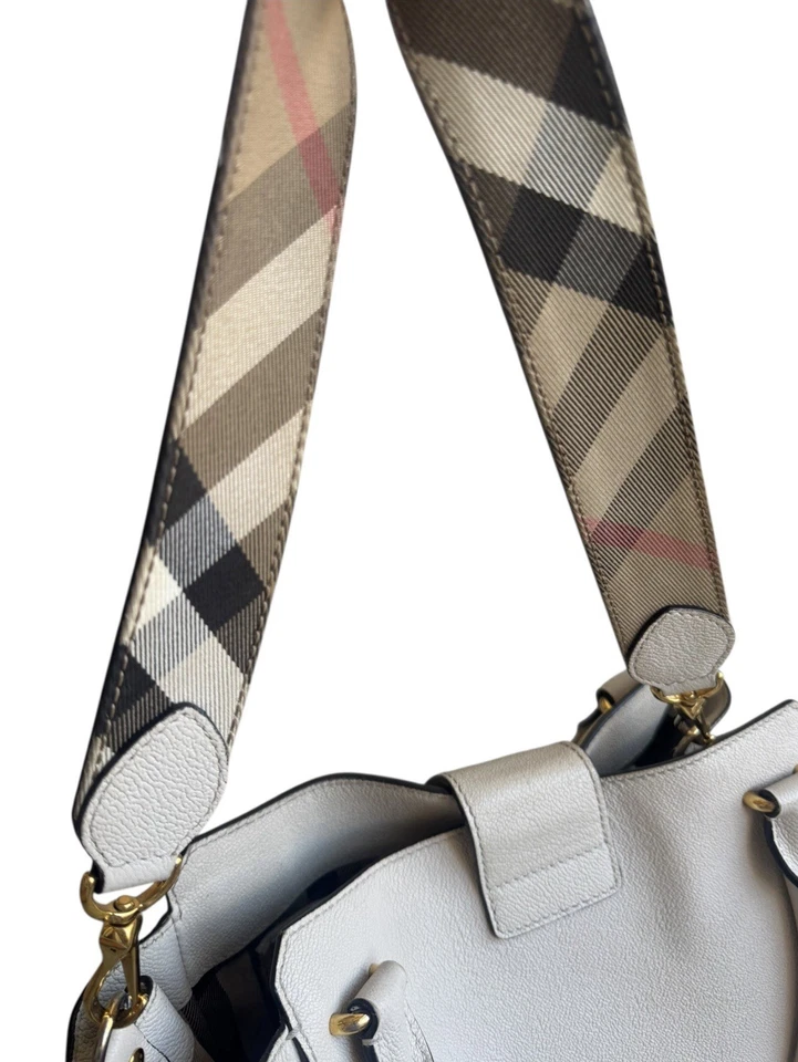 Bolso de Mano Burberry Piel de Becerro Grano Suave Hebilla Mediana Piedra Caliza 4029030 Foto 4 de 4
