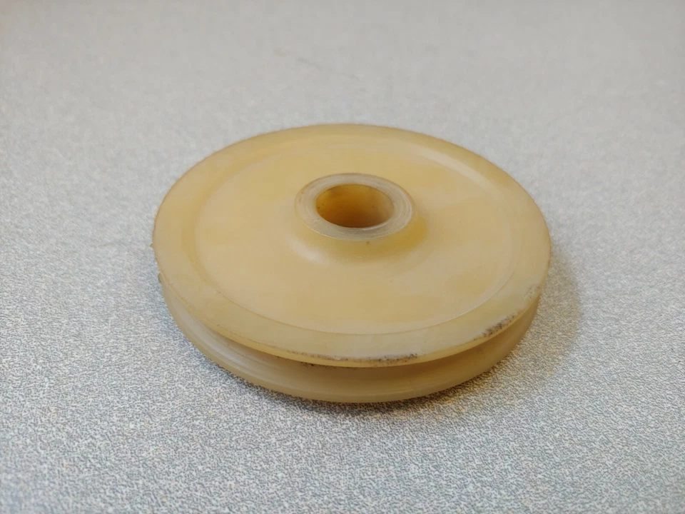 VERY NICE GENUINE PORSCHE 914 914-6 CLUTCH CABLE DEFLECTION ROLLER NYLON WHEEL - Image 3 of 3