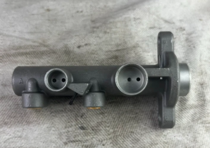 Cilindro maestro de freno OEM 10-2563 Reman se adapta; Buick Riviera 1991-1992 Foto 2 de 4