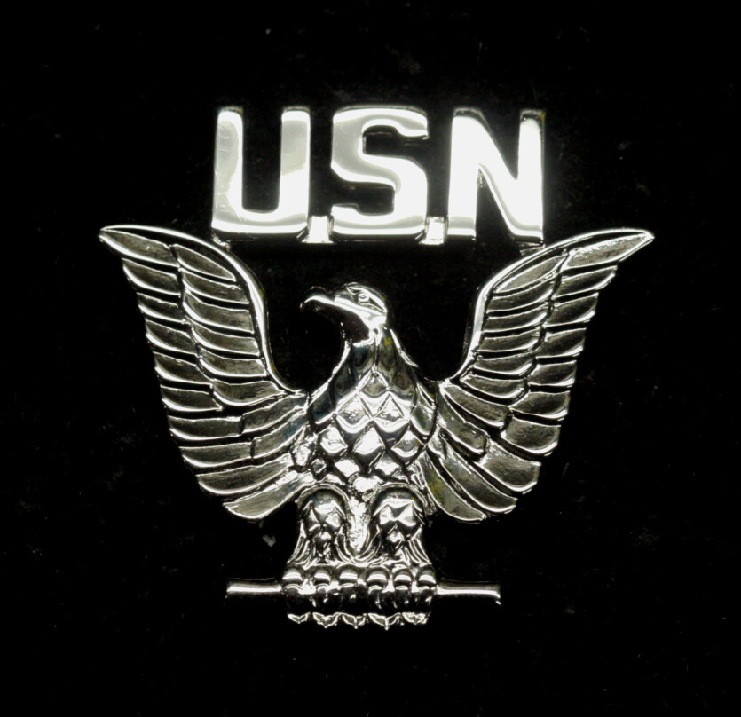USN SILVER EAGLE FEMALE ENLISTED WAVE CAP HAT DEVICE PIN US