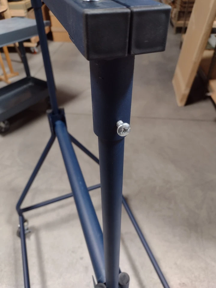 Soporte de rodillos portátil ULINE para rollos de hasta 24" Foto 4 de 4