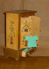 alter Kleiderschrank - Holz -mit handgefertigte Kleidung