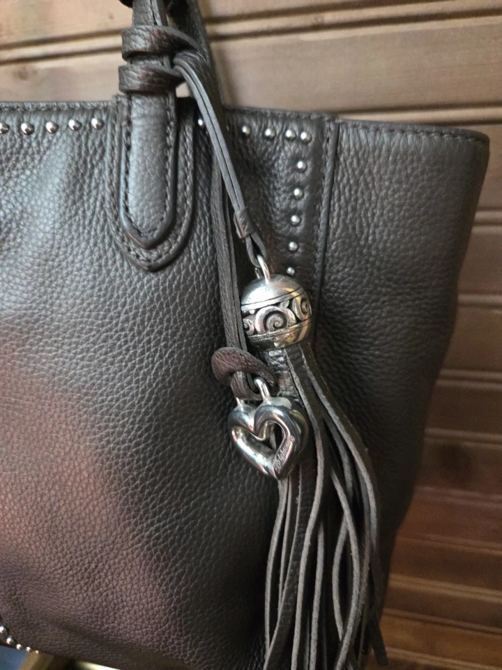 BOLSO DE MANO DE HOMBRO BRIGHTON BASTANTE RESISTENTE ORGANIZADOR JAX CON BORLAS TACHONADO ¡BONITO! Foto 3 de 4