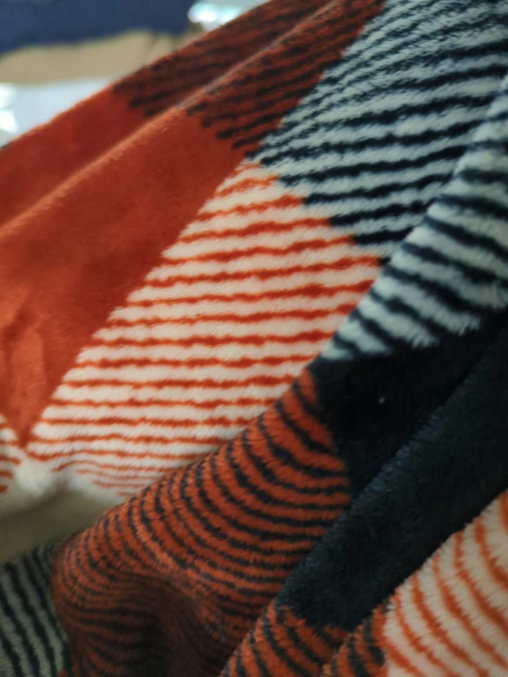 2020 Panini Illusions - Relics Clyde Edwards-Helaire #GE11 (MEM, RC) - Image 3 of 4