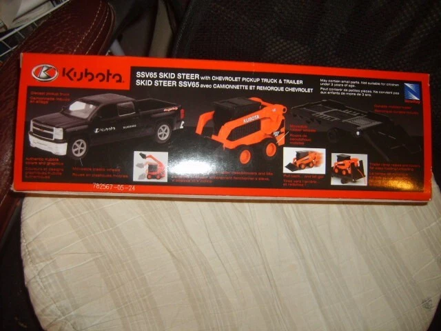 2019 NEW-RAY~KUBOTA SSV65 SKID STEER W/CHEVROLET SILVERADO CREW CAB/TRAILER~NIB - Image 3 of 3