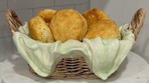 Ceramic ‘Cloth Lined’ Bread Basket Green Glaze VTG 1983 Nowells Molds Made USA