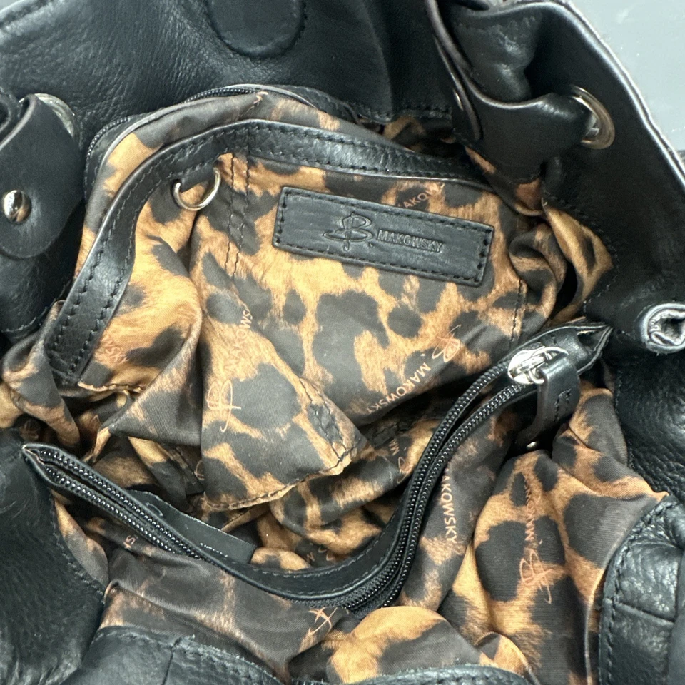 Bolso de mano para mujer B. Makowsky de cuero color negro con interior con patrón de leopardo Foto 3 de 4