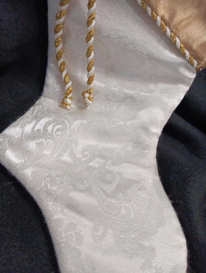 Elegante Medias de Navidad Marfil Satinado Dorado Cordón Brillo Damasco 16" Forradas Foto 3 de 4