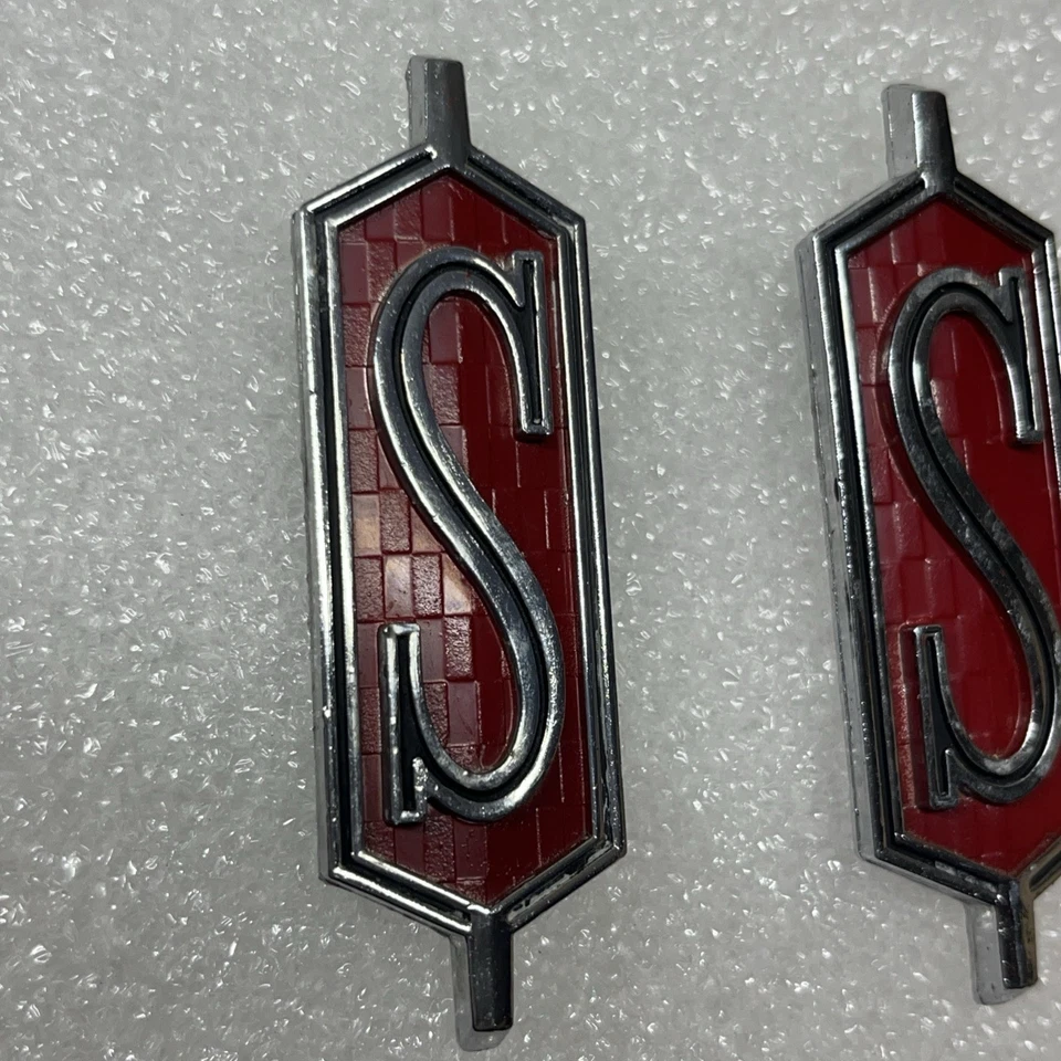 PAR 1971 OLDSMOBILE CUTLASS SUPREME "S" GUARDABARROS EMBLEMA INSIGNIA 411259 CROMO Foto 4 de 4