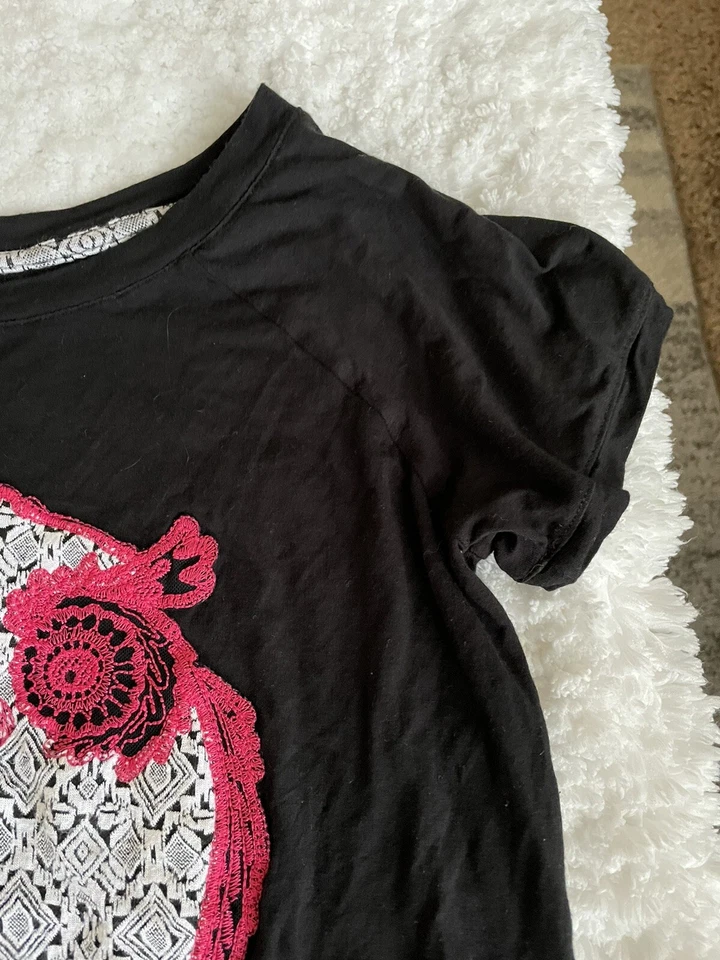 Xhilaration 女孩尺寸 L 黑色猫头鹰设计短袖 T 恤。 很棒的材料 — 第 2/4 张图片