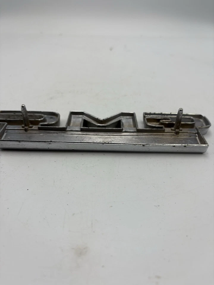 GMC Sprint 1971-1976 guardabarros emblema puerta trasera 646067 48603 vintage con pasadores Foto 4 de 4