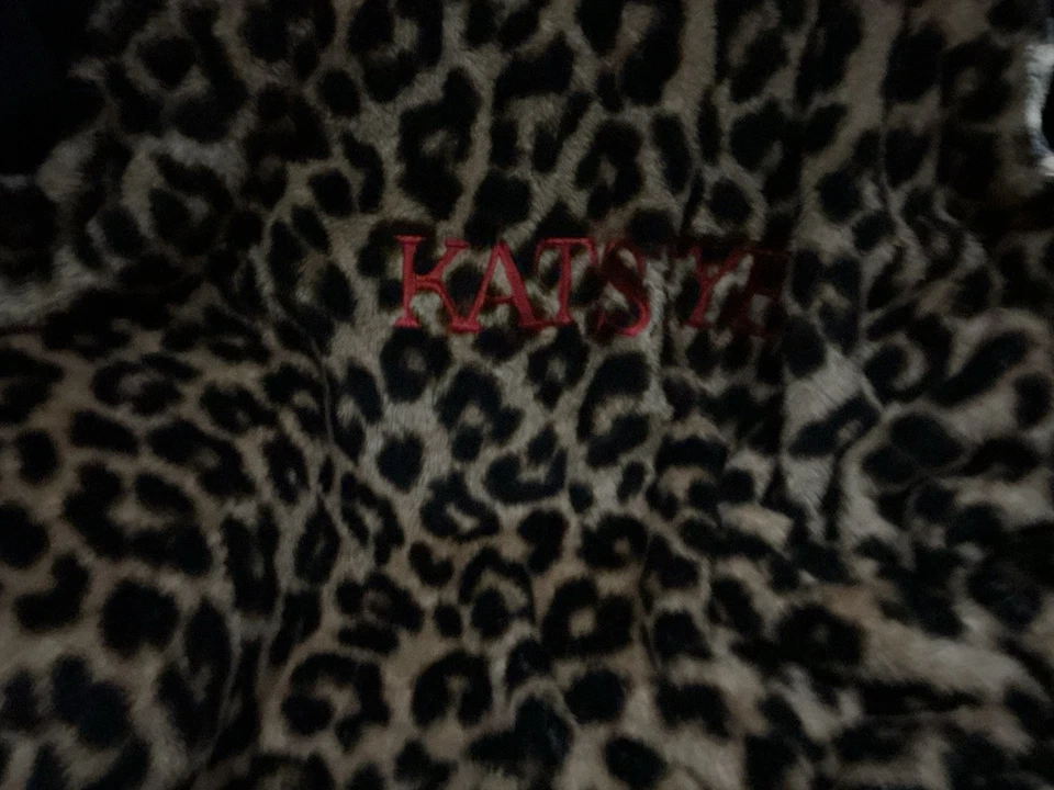 Hermosa manta caos leopardo Katseye Foto 3 de 4