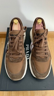 Prada Prax-Sneaker aus Wildleder und Re-Nylon Gr. 43.5