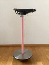 Zanotta Hocker Model Sella von Achille Castiglioni Fahrradsattel rosa