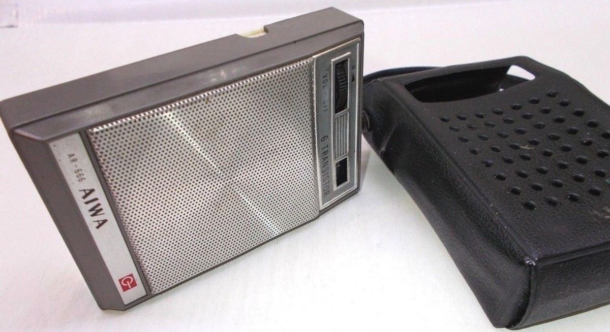 Vintage transistor radio portable pocket AIWA AR 666 JAPAN with