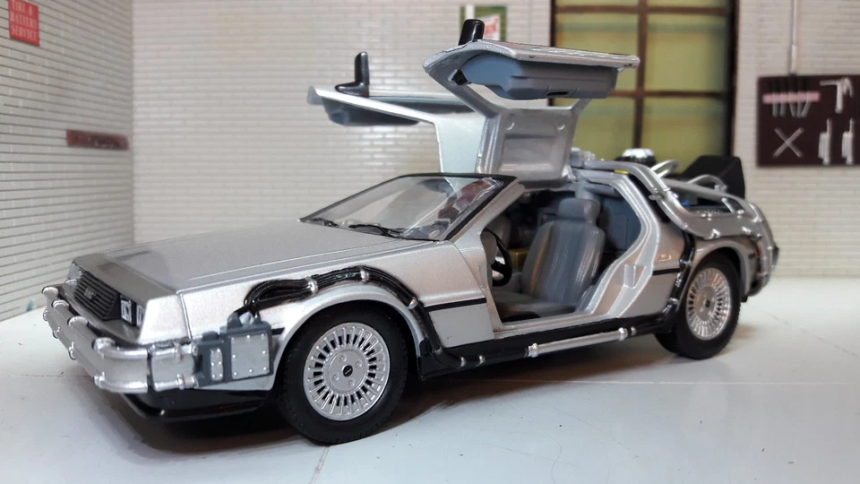DeLorean Back to the Future 2 Transforming Flying Version 1:24 Scale Model Car - Image 3 of 4