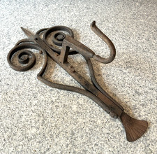 ANTIQUE BLACKSMITH HAND WROUGHT IRON TACK HOOK / HANGING BASKET WALL HANGER