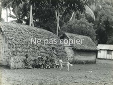 NEW GUINA circa 1960 a family huts photo 18 x 23 cm by V. Borlandelli