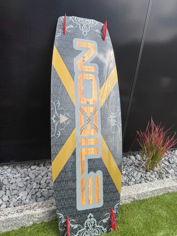 Kiteboard Nobile NHP XTR 140 x 46 Leichtwind mit Bindung und Flossen top