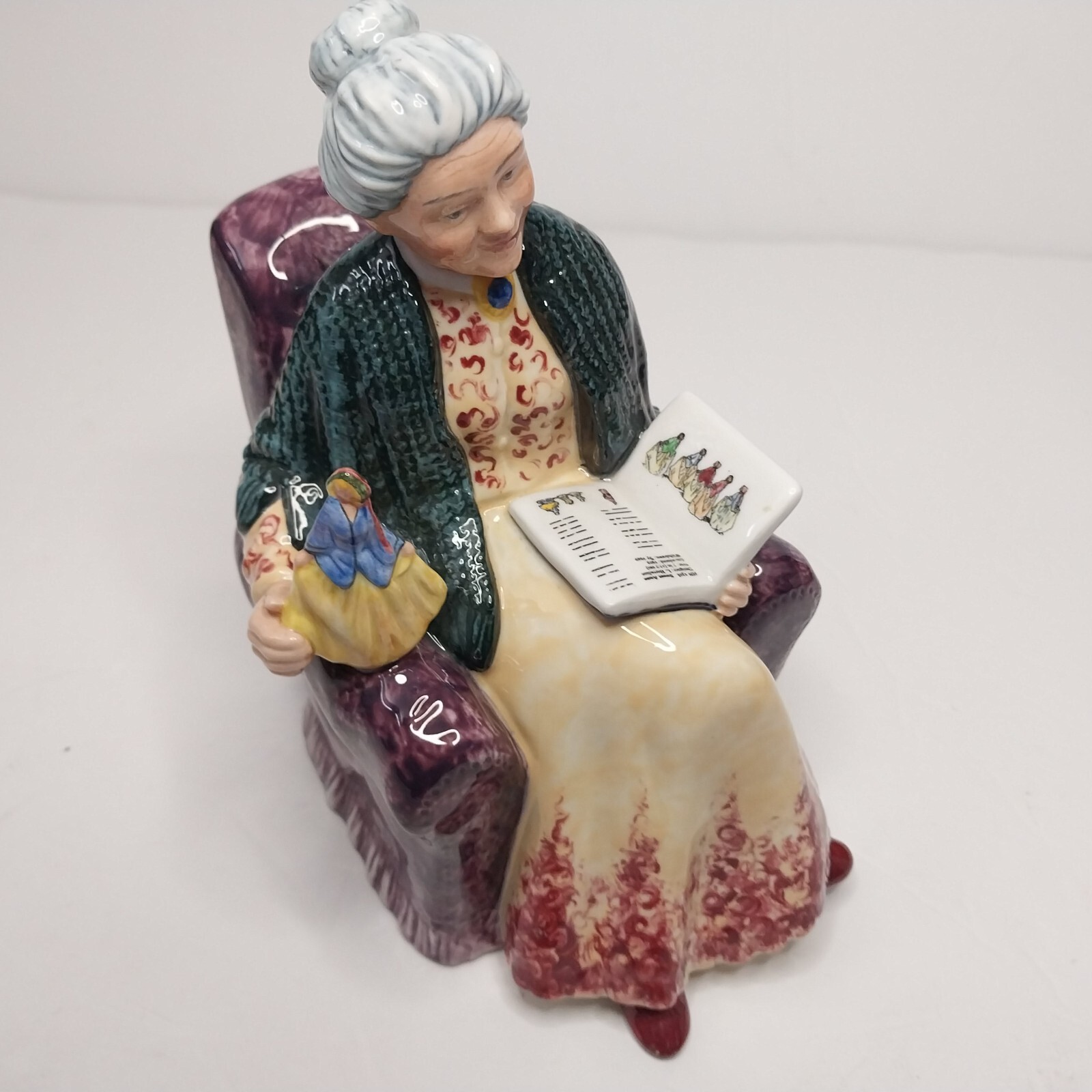 2 ROYAL DOULTON Figurines "Prized Possession" & "Pride & Joy" HN2942