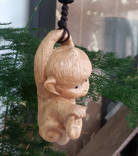 MZ003 - 2.0 " Hand Carved Beech Wood Netsuke - Smart Monkey - Picture 5 of 8
