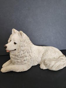 Sandicast White Samoyed Dog (Spitz?, Husky?) Laying Down Artist Signed Figurine