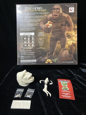 KING KONG プラモデル　ATLANTIS MODELS Amazon.com: Atlantis Toy and Hobby - King Kong Glow 1/30