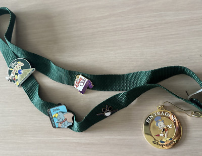 DISNEY 2002 Pin Trading Golden Medallion & Lanyard Jiminy Cricket w/4 pins