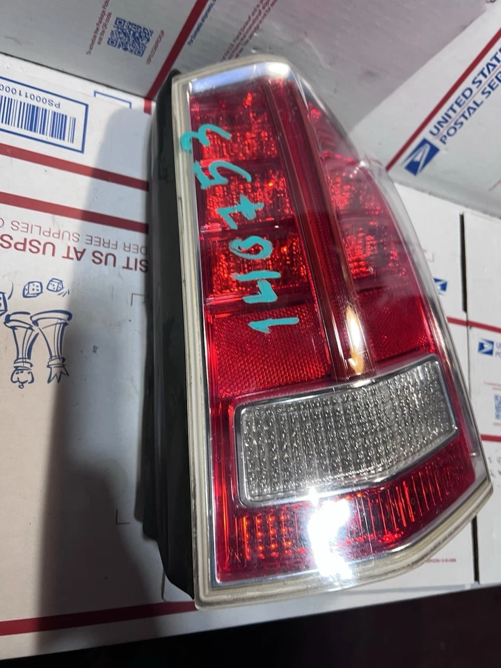 Conjunto de luz trasera derecha de fábrica para Chrysler 300 13-14 #68154602AC Foto 2 de 4