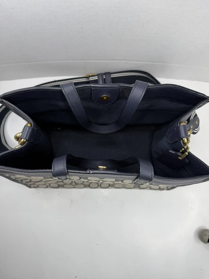 Usado en Excelente Condición Bolso de Mano Coach Field 30 Signature Estampado Jacquard Azul Marino Mediano C3282 Foto 4 de 4